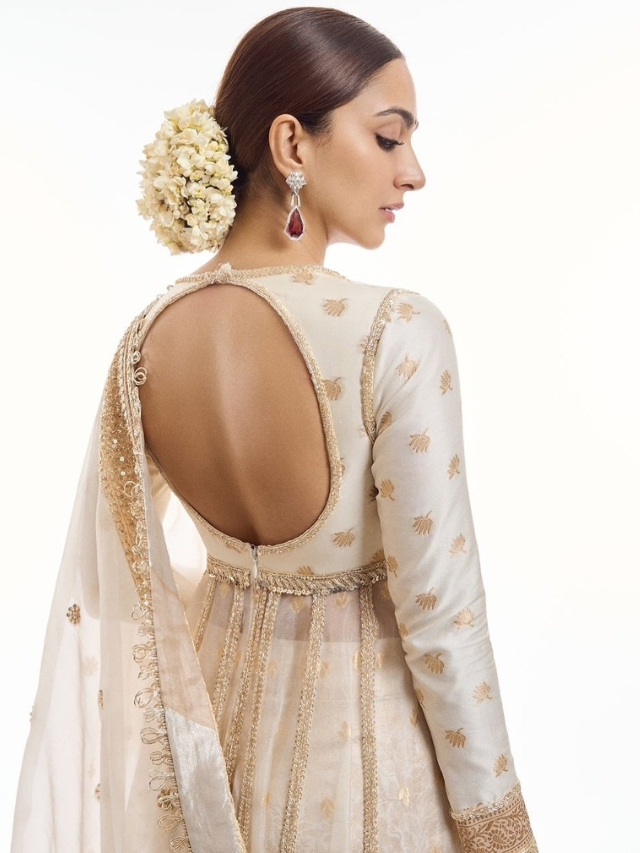 Kiara Advani’s Elegant White and Gold Anarkali Suit